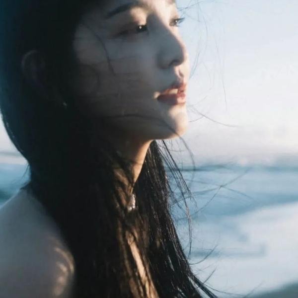 关于她的二三事海报